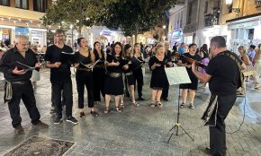Ca n’Alpens porta el seu repertori musical variat pels carrers del Port