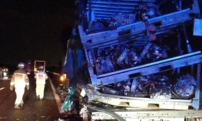 Un accident entre dos camions obliga a tallar l’AP-7 a l’alçada de Cambrils