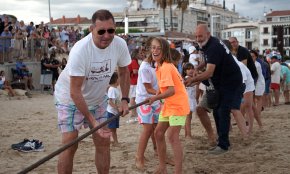 Desenes de persones participen de la Festa de l'Ormeig a la platja del Regueral (Conté galeria)
