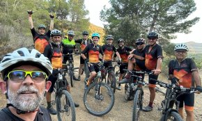El grup de ciclisme «Els Manolos» duu a terme la seva tradicional sortida nocturna d'estiu