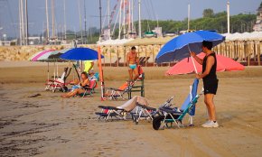 Campanya de l'Ajuntament contra l'ocupació amb cadires i tovalloles de primera línia de platja