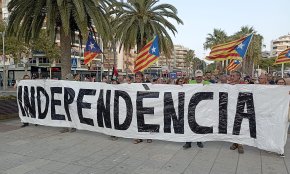 La Passejada per la República, en la seva setena edició, aplega unes 150 persones a Salou