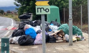 La brossa es va acumulant pels diferents municipis del Baix Camp per la vaga a Secomsa