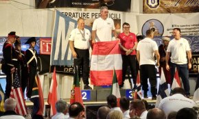 Jesús Arribas es penja una medalla de bronze, com a membre de l'equip espanyol, al Campionat del Món d'Armes Històriques d'Avantcàrrega 