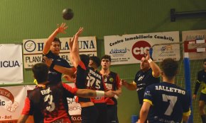 El CH Cambrils encaixa una derrota en el primer partit de la temporada a la pista del Castelldefels