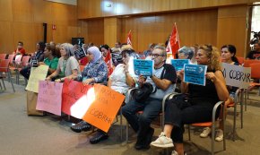 La protesta de les treballadores de la neteja de les instal·lacions esportives es trasllada al plenari