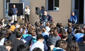 L'alumnat de secundària del col·legi Cardenal Vidal i Barraquer celebra l'inici de curs, enguany, sota el lema «Gràcies»