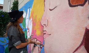 Dera Wells poleix els darrers detalls del mural de l'antiga estació