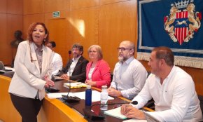 Hélène Arcelin pren possessió com a nova regidora de l'equip de govern en substitució d'Alejandro Garcia