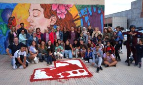 El barri de l'Eixample inaugura el mural de l'antiga estació i reclama millores pel veïnat