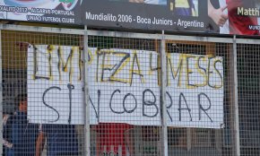 L'empresa de neteja de les instal·lacions esportives municipals paga una gran part del deute que arrossega amb les treballadores