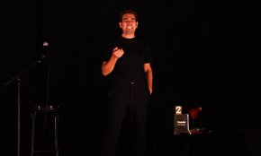 Enric Cambray torna a Cambrils per diseccionar el segon acte de l'obra teatral Hamlet
