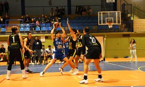 Tercera victòria consecutiva del CB Cambrils, davant l'Altafulla, en un partit marcat per les goteres