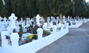 El cementiri parroquial es prepara per rebre l'afluència de nombrosos cambrilencs amb motiu de Tots Sants 
