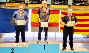 Joan Pallarès del Club de Tir Olímpic Cambrils es penja la medalla de plata a la Copa Ibèrica d'aire comprimit en veterans sènior