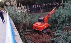 Neteja urgent d'un tram de la riera de Maspujols, ahir a la tarda