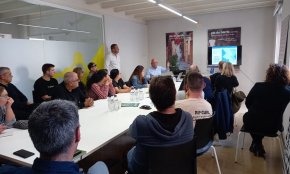 Una vintena de persones assisteixen a la reunió informativa per obrir una parada al Mercat de la Vila