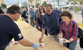 La degustació de cananes amb ceba i tomàquet clou les jornades «Cambrils amb gust de mar» (Conté galeria)