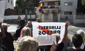 Els Avis i Àvies protagonitzen una concentració davant la caserna de la Guàrdia Civil
