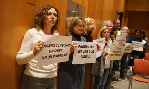 El ple municipal aprova un augment de les retribucions del personal enmig d'una protesta silenciosa