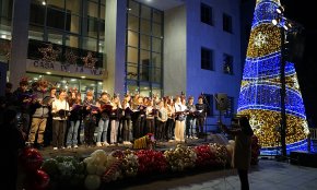 Els xiquets i xiquetes il·luminen el Nadal a Cambrils (Conté galeria fotogràfica)