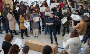Nova jornada de protestes a l'Ajuntament: l'enterrament de la RLT i una nadala reivindicativa