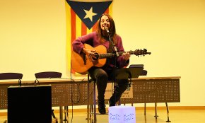 La cantautora Montse Castellà reivindica "seguir-hi sent", en la xerrada-concert que va oferir al Centre Cultural