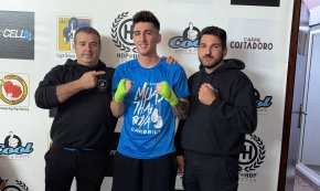 Óscar Bonillo, del club Muay Thai i Boxa Cambrils, s'imposa en el seu combat a Esplugues del Llobregat