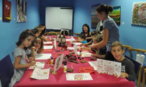 La canalla aprèn a pintar amb vi en un taller a la Biblioteca