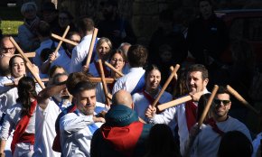 Més de 40 bastoners s'apleguen a la festa dels 30 anys del Ball de Bastons (conté galeria fotogràfica)