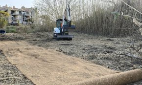 S'instal·la la lona biodegradable a la riera de Maspujols per evitar el creixement de les canyes