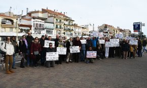 Una cinquantena de veïns mostren la seva protesta pel sistema de recollida porta a porta