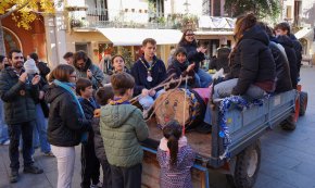 El tió de l’Agrupament Escolta i Guia Gent de Mar torna a omplir els carrers de Cambrils de solidaritat i regals