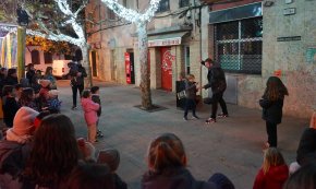 La plaça Martí Nolla acull un espectacle de màgia a càrrec del Mag Santos