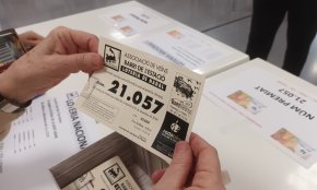 L'AV del Barri de l'Estació comença a repartir els diners del premi de la Loteria de Nadal