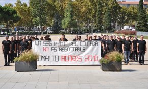 La Policia Local mostra el seu descontentament col·locant-se en formació davant l'Ajuntament
