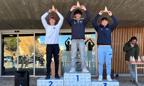 Triplet dels regatistes d'Ilca 4 del Club Nàutic Cambrils al podi masculí de la X Guíxols Cup
