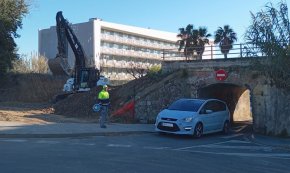 Comencen els treballs per l'enderroc del pont de l'antiga via darrere de l'hotel Sol Port Cambrils