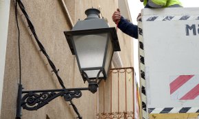 Substitueixen les bombetes dels fanals del Barri Antic per millorar la il·luminació i l'eficiència energètica