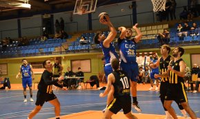 Treballada victòria del Cofran 95 CB Cambrils a la pista del CB Alcover