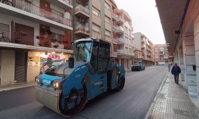 Asfalten el darrer tram del carrer de València