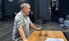 El director teatral cambrilenc Iban Beltran estrena al TNC «Els contrabandistes de llibres de Darayya», sobre una biblioteca secreta al cor de Síria