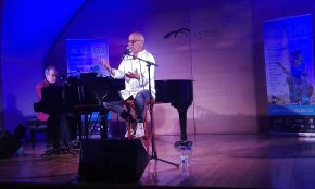 El concert del cantautor Joan Isaac omple d’emoció la Cripta