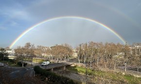 Espectacular arc de Sant Martí sobre el cel de Cambrils