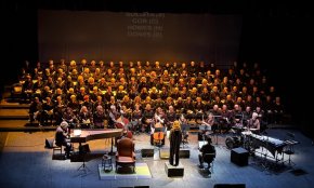 Trenta veus de la coral Les Veus del Casal participen a la 25a edició del concert Canta Gran!