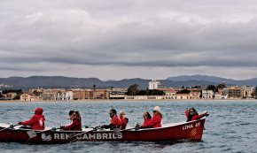 Dos equips del Club Rem Cambrils completen la tercera jornada de la Gran Travessia de Llagut Català, marcada per l'estat de la mar