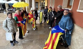 Concentració sota els porxos de la Plaça en una nova jornada reivindicativa de les Àvies i Avis