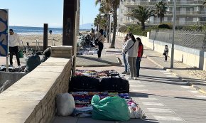 S'inicien els primers operatius policials preventius contra el top manta a la zona del Cap de Sant Pere