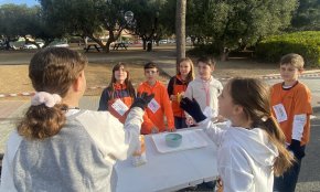 L'escola Guillem Fortuny celebra la tercera Fira de Ciència al carrer per promoure vocacions entre els estudiants
