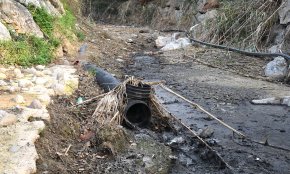 Queixes per un entollament d'aigües brutes al barranc de la Verge del Camí